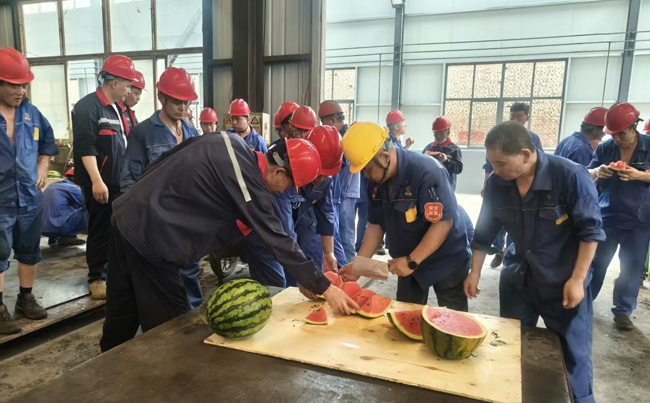 “一口甜，一身涼！新東電降溫福利：西瓜和冰塊已就位”